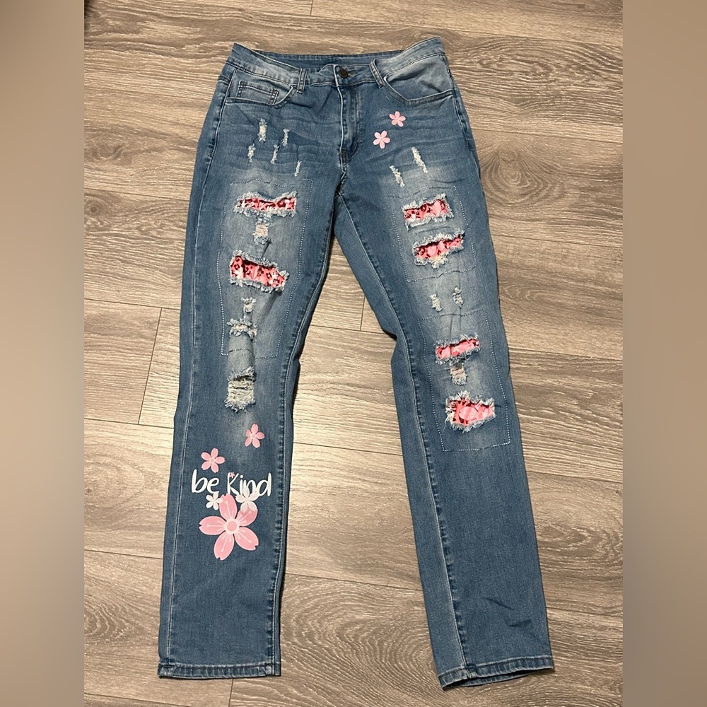NWOT Women’s Floral Design Distressed Straight Leg Jean